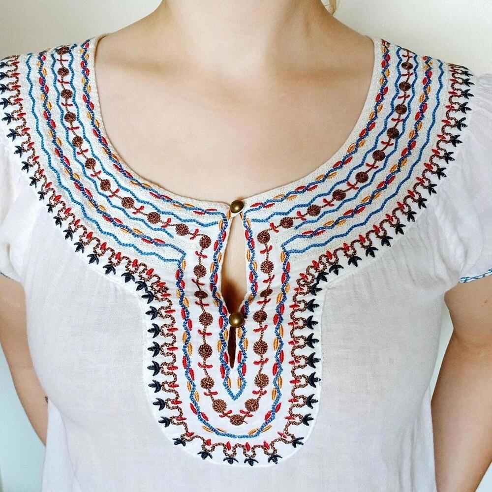 White boho Mexican style blouse with multicolor embroidery size‎ small/medium - Picture 2 of 4
